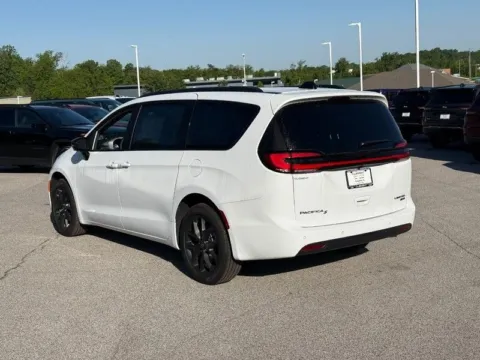 Another view of 2026 Chrysler Pacifica Limited for sale in Columbia, IL at Clement Chrysler Dodge Jeep Ram Columbia