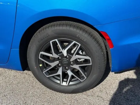 More photos of 2027 Chrysler Pacifica Limited at Clement Chrysler Dodge Jeep Ram Columbia, IL