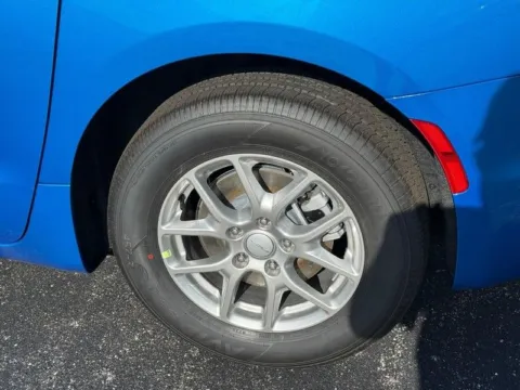 More photos of 2027 Chrysler Pacifica Select at Clement Chrysler Dodge Jeep Ram Columbia, IL