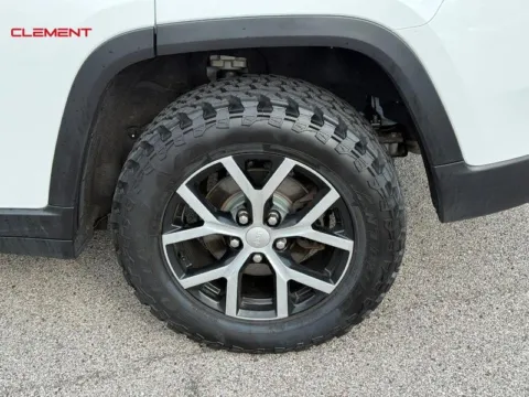 More photos of 2024 Jeep Grand Cherokee Limited at Clement Chrysler Dodge Jeep Ram Columbia, IL