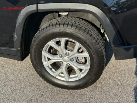 More photos of 2023 Jeep Grand Cherokee Limited at Clement Chrysler Dodge Jeep Ram Columbia, IL