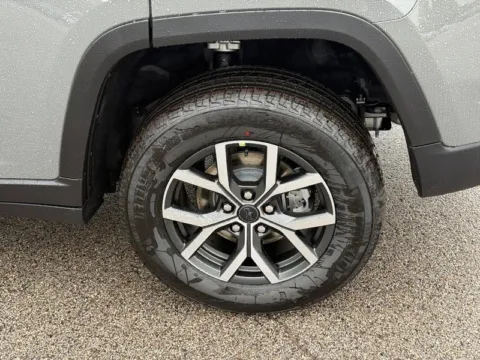 More photos of 2027 Jeep Grand Cherokee Laredo X at Clement Chrysler Dodge Jeep Ram Columbia, IL