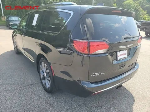 More photos of 2019 Chrysler Pacifica Limited at Clement Chrysler Dodge Jeep Ram Columbia, IL