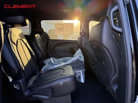 More photos of 2026 Chrysler Pacifica Select at Clement Chrysler Dodge Jeep Ram Columbia, IL