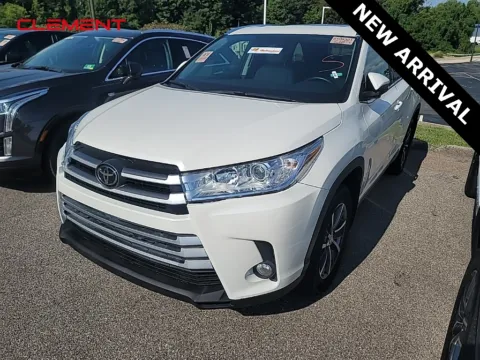 White 2019 Toyota Highlander XLE for sale in Columbia, IL