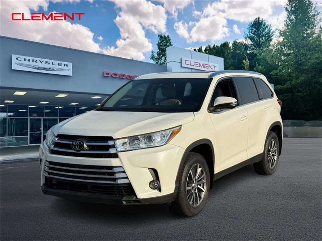 White 2019 Toyota Highlander XLE for sale in Columbia, IL