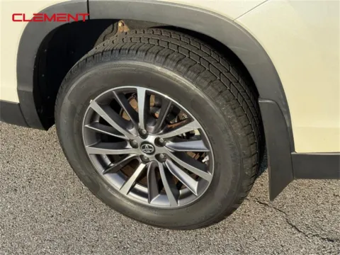 More photos of 2019 Toyota Highlander XLE at Clement Chrysler Dodge Jeep Ram Columbia, IL