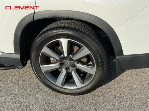 More photos of 2023 Honda Pilot Touring at Clement Chrysler Dodge Jeep Ram Columbia, IL