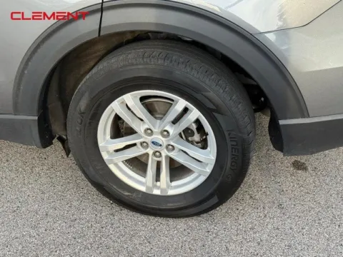 More photos of 2023 Ford Explorer XLT at Clement Chrysler Dodge Jeep Ram Columbia, IL