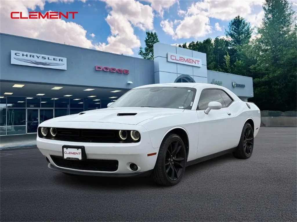 White 2018 Dodge Challenger SXT for sale in Columbia, IL
