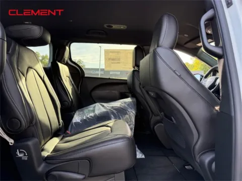 More photos of 2026 Chrysler Pacifica Select at Clement Chrysler Dodge Jeep Ram Columbia, IL