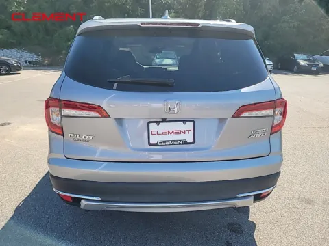More photos of 2022 Honda Pilot Touring at Clement Chrysler Dodge Jeep Ram Columbia, IL