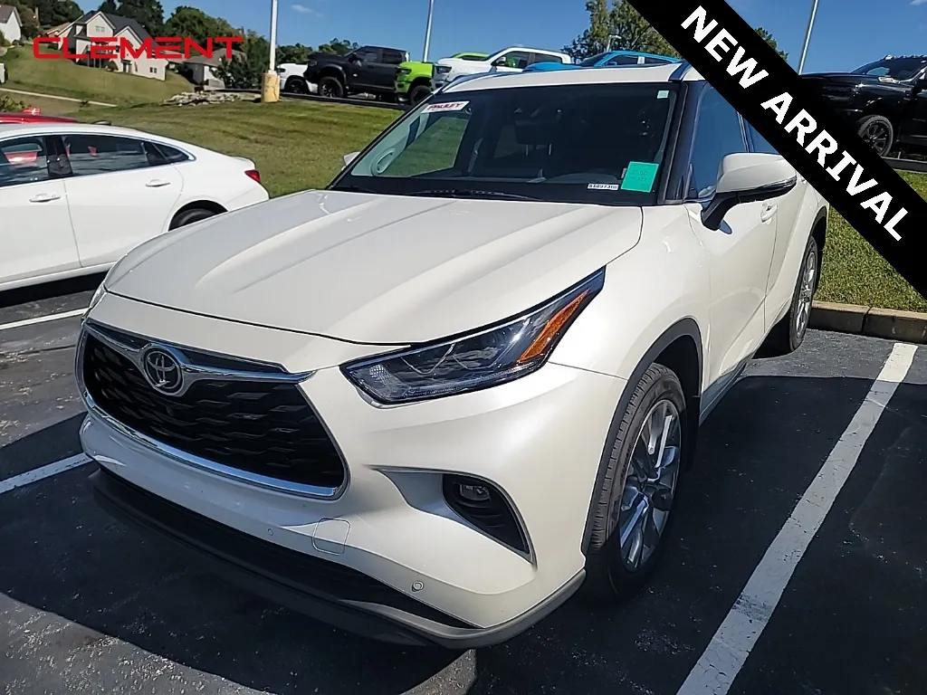 White 2021 Toyota Highlander Limited for sale in Columbia, IL