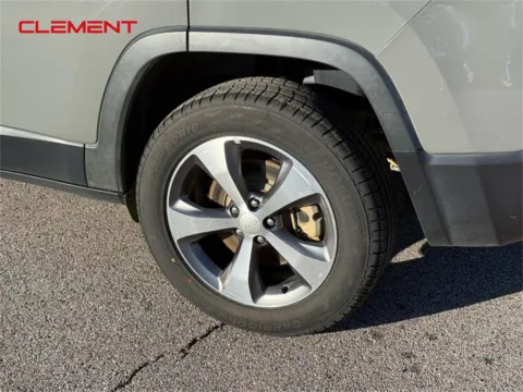 More photos of 2022 Jeep Cherokee Limited at Clement Chrysler Dodge Jeep Ram Columbia, IL