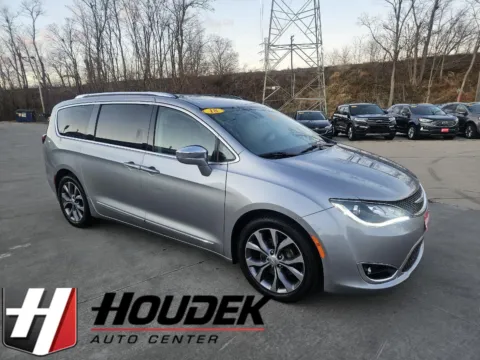 Silver 2018 Chrysler Pacifica Limited for sale in Marion, IA