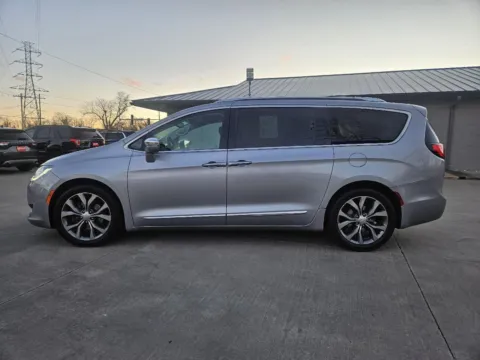 More photos of 2018 Chrysler Pacifica Limited at Houdek Auto Center, IA