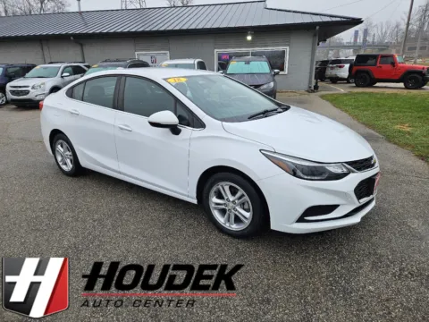 White 2018 Chevrolet Cruze LT for sale in Marion, IA