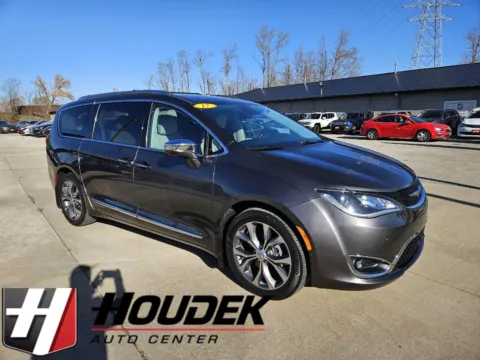 Gray 2017 Chrysler Pacifica Limited for sale in Marion, IA