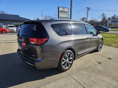 More photos of 2017 Chrysler Pacifica Limited at Houdek Auto Center, IA