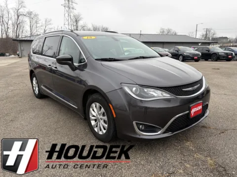 Gray 2018 Chrysler Pacifica Touring L for sale in Marion, IA