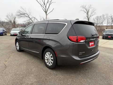 More photos of 2018 Chrysler Pacifica Touring L at Houdek Auto Center, IA