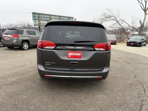 More photos of 2018 Chrysler Pacifica Touring L at Houdek Auto Center, IA