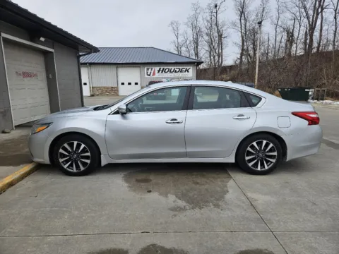 More photos of 2016 Nissan Altima 2.5 SL at Houdek Auto Center, IA