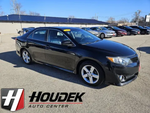 Black 2014 Toyota Camry SE for sale in Marion, IA