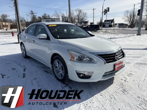 White 2015 Nissan Altima 2.5 SL for sale in Marion, IA
