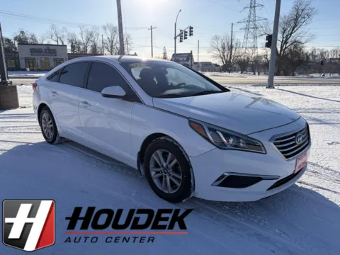 White 2017 Hyundai Sonata SE for sale in Marion, IA