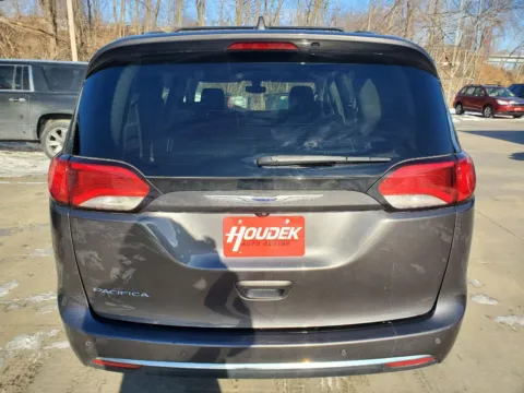 More photos of 2019 Chrysler Pacifica Touring L at Houdek Auto Center, IA