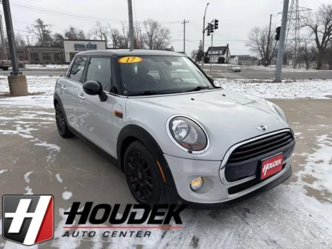 White 2017 MINI Hardtop 4 Door Cooper for sale in Marion, IA