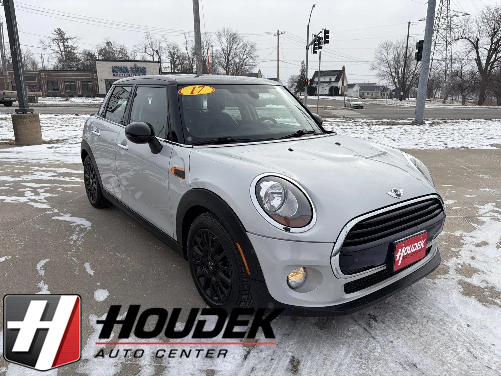White 2017 MINI Hardtop 4 Door Cooper for sale in Marion, IA