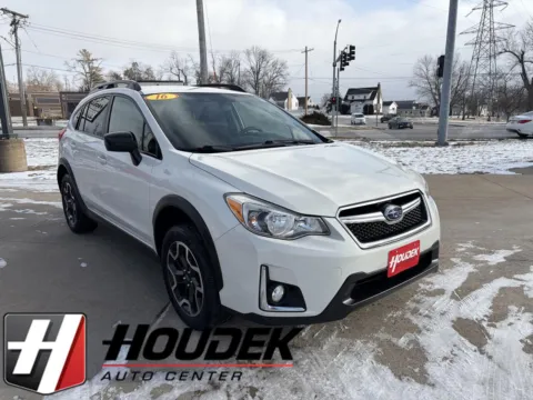 White 2016 Subaru Crosstrek 2.0i PZEV 5M for sale in Marion, IA