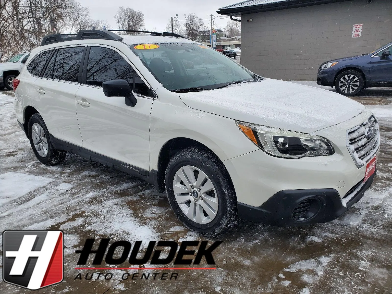 White 2017 Subaru Outback 2.5i for sale in Marion, IA