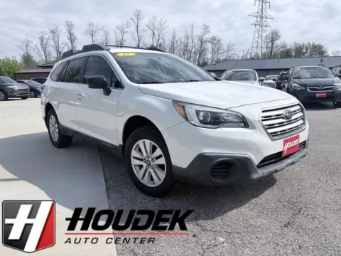 White 2017 Subaru Outback 2.5i for sale in Marion, IA