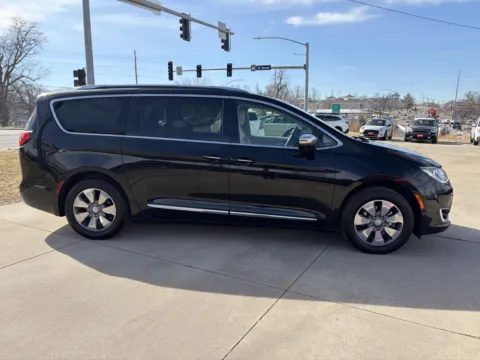 More photos of 2018 Chrysler Pacifica Hybrid Limited at Houdek Auto Center, IA