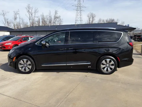 More photos of 2018 Chrysler Pacifica Hybrid Limited at Houdek Auto Center, IA