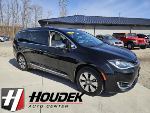 Black 2018 Chrysler Pacifica Hybrid Limited for sale in Marion, IA