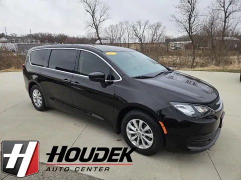 Black 2017 Chrysler Pacifica Touring for sale in Marion, IA