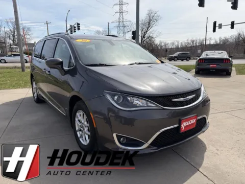 Gray 2020 Chrysler Pacifica Touring L for sale in Marion, IA