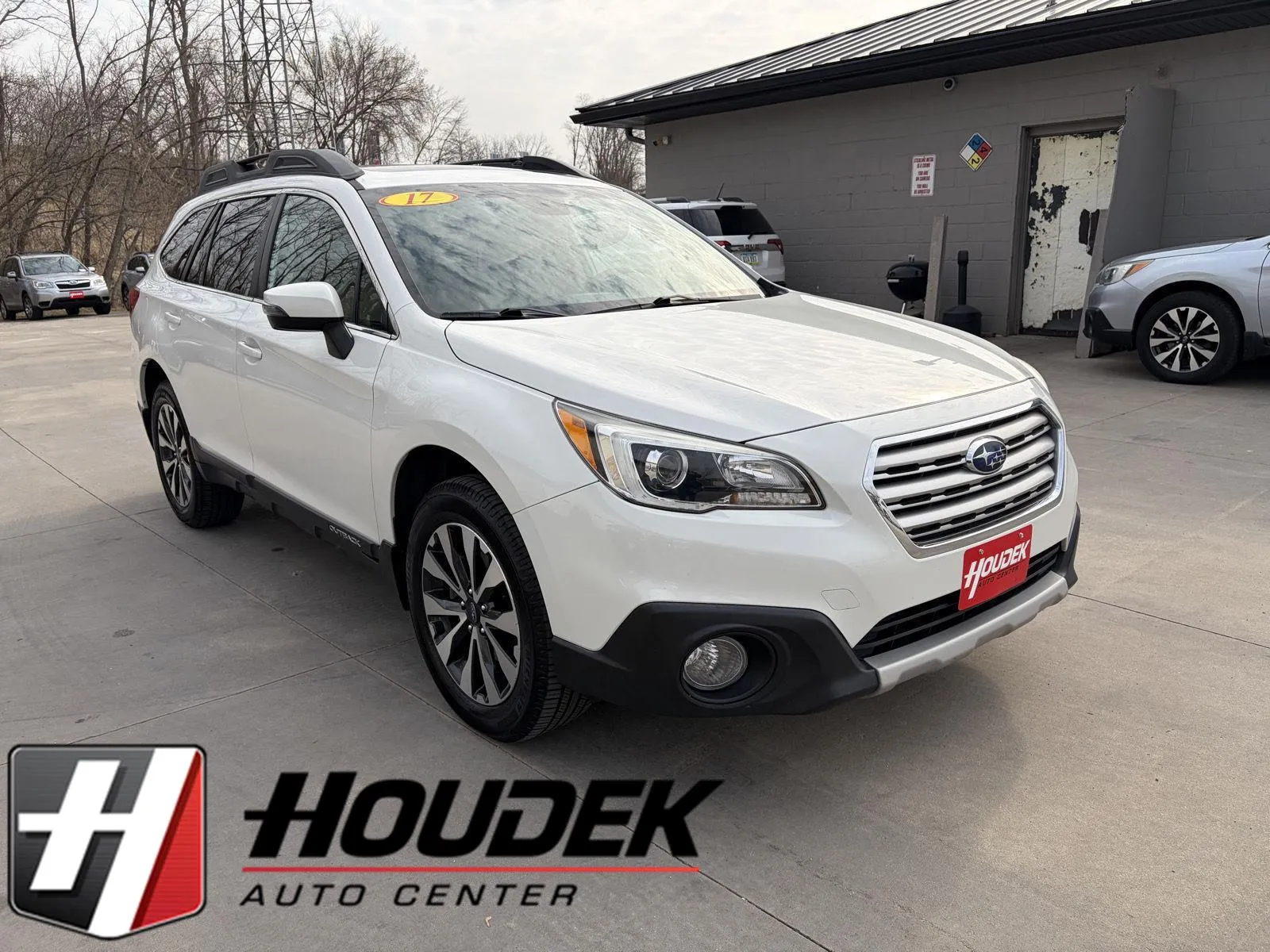 White 2017 Subaru Outback Limited for sale in Marion, IA
