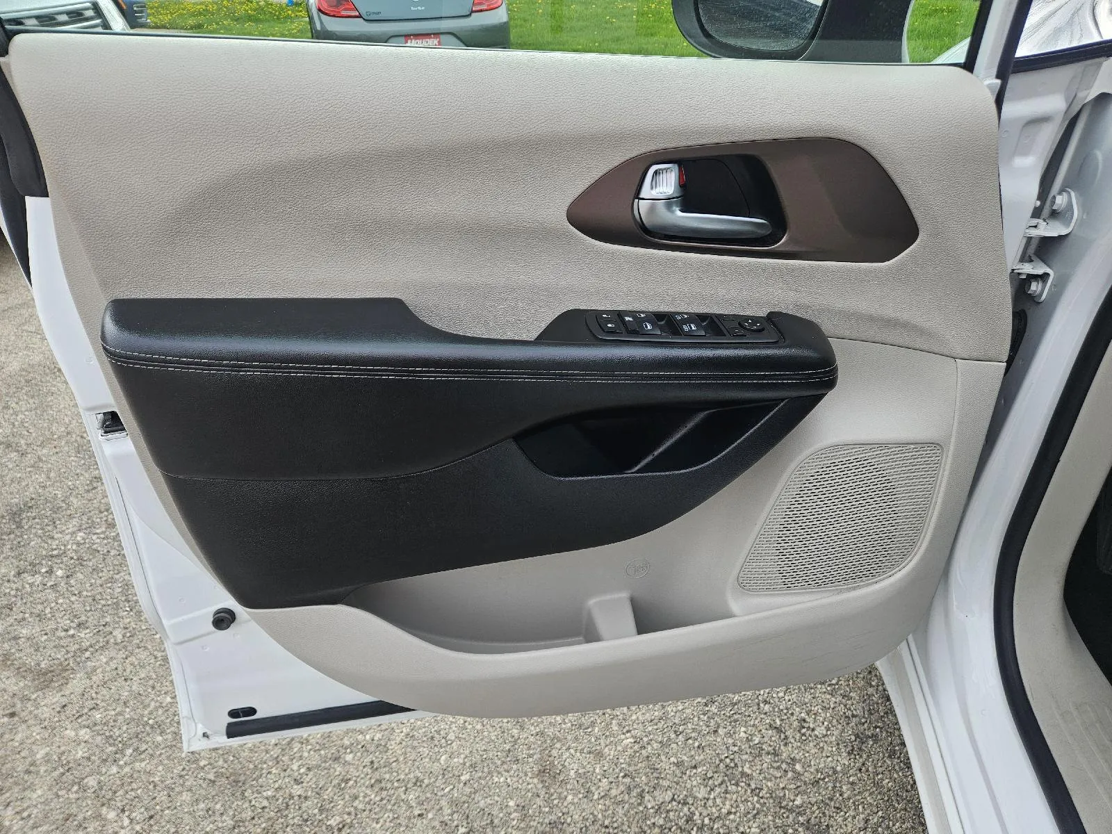 2022 Chrysler Voyager LX - Photo 11