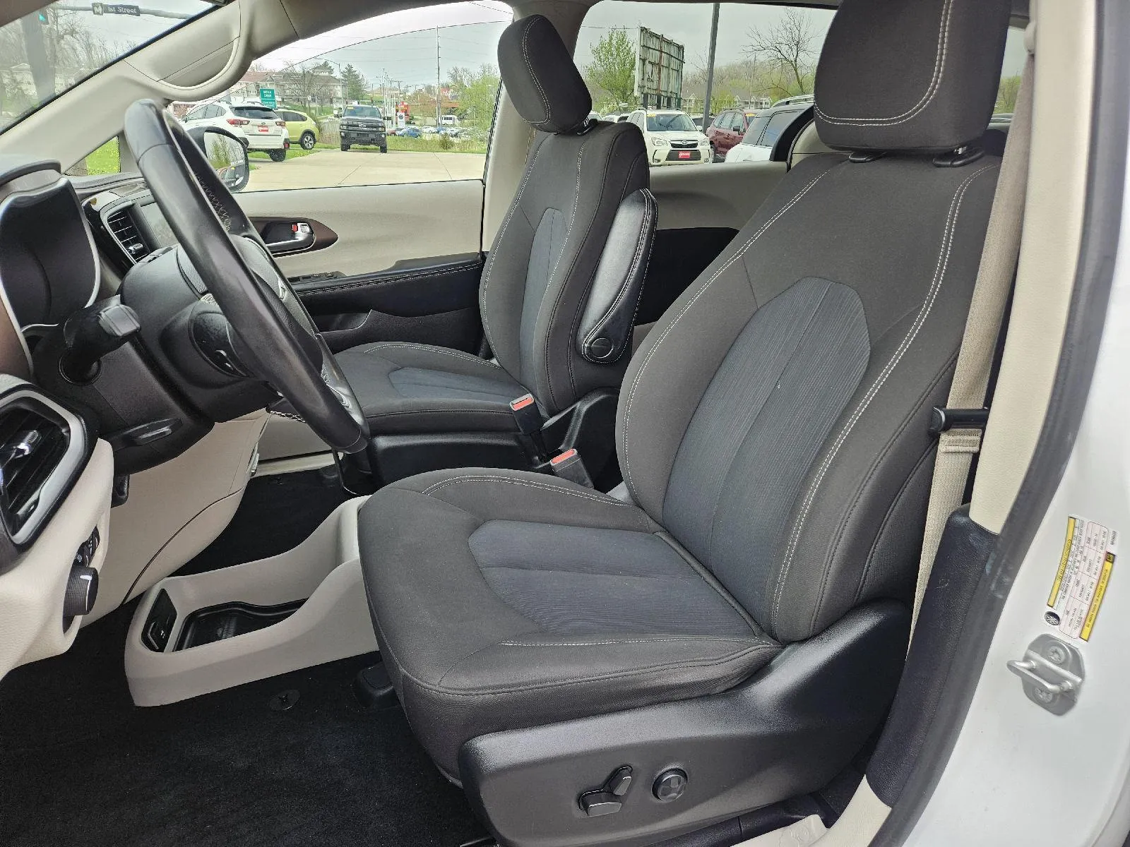2022 Chrysler Voyager LX - Photo 12