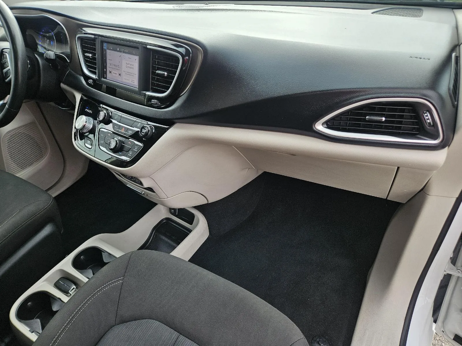 2022 Chrysler Voyager LX - Photo 15