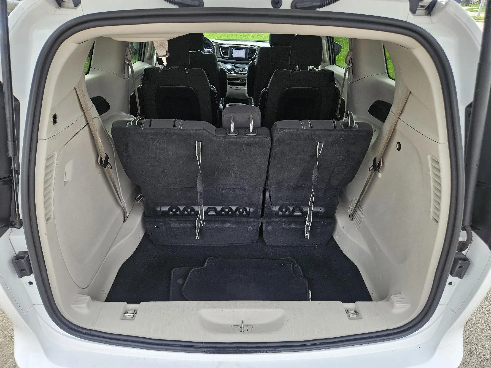 2022 Chrysler Voyager LX - Photo 17