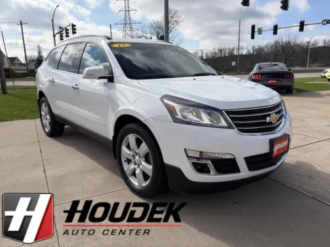 White 2017 Chevrolet Traverse LT for sale in Marion, IA