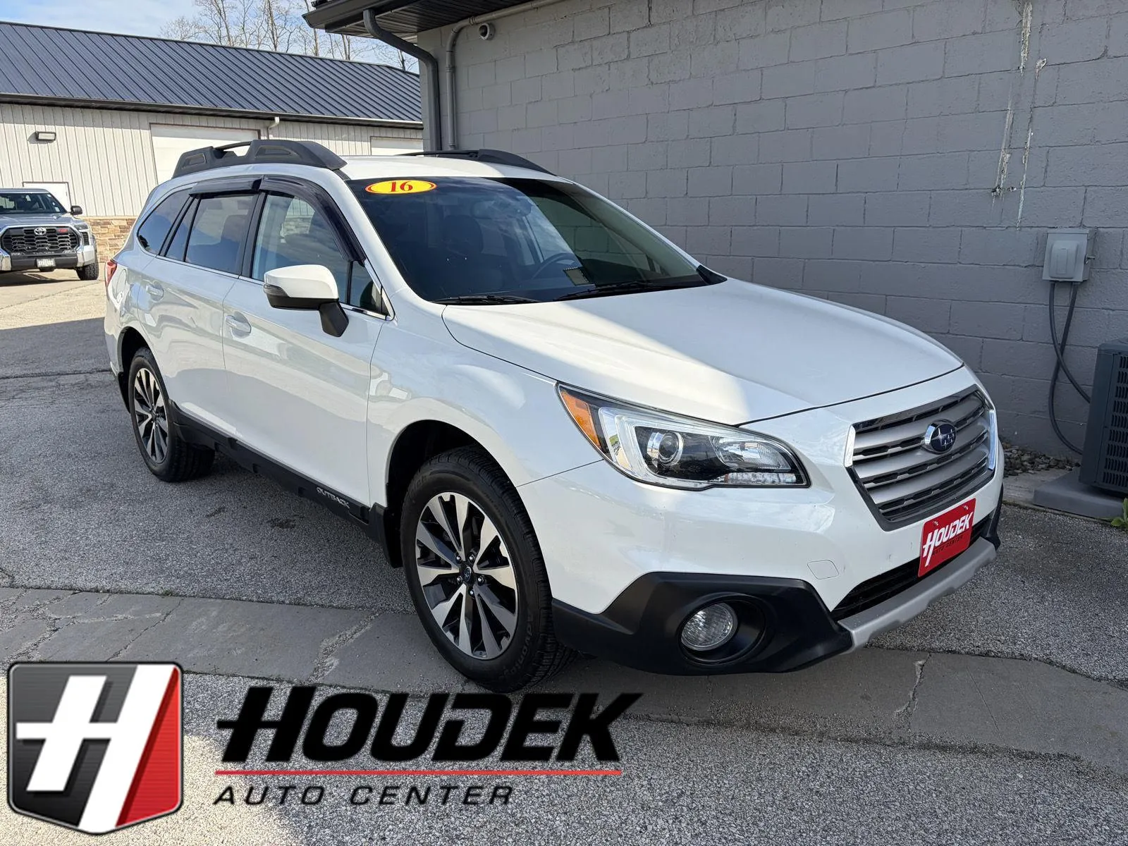 White 2016 Subaru Outback 3.6R Limited for sale in Marion, IA