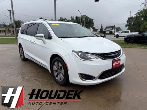 White 2019 Chrysler Pacifica Hybrid Limited for sale in Marion, IA