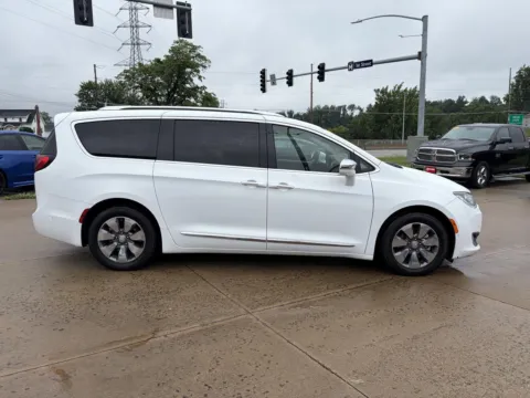 More photos of 2019 Chrysler Pacifica Hybrid Limited at Houdek Auto Center, IA